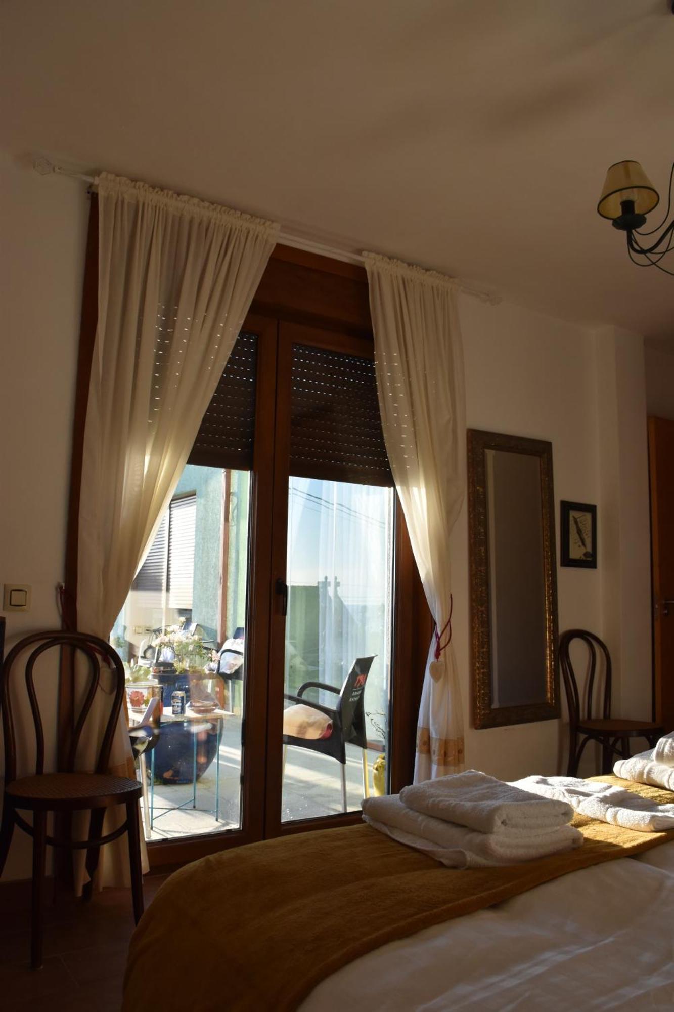Pilgrim Rooms Os Agrinos Oia Bagian luar foto